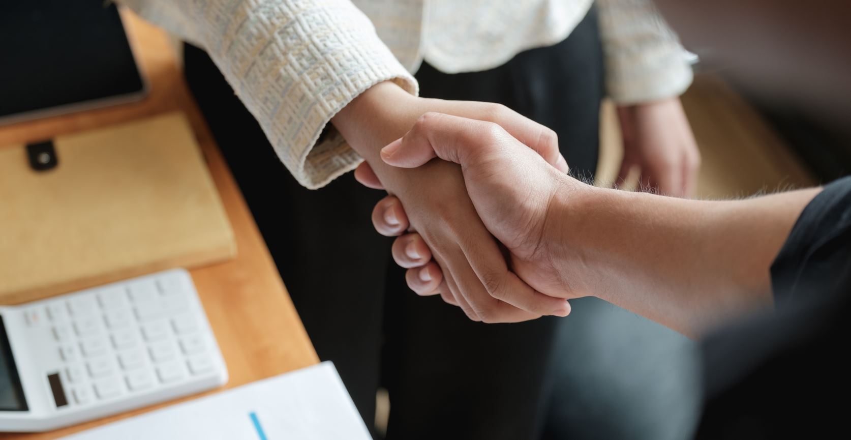 Imagen de dos manos estrechandose Imagen de dos manos estrechandose